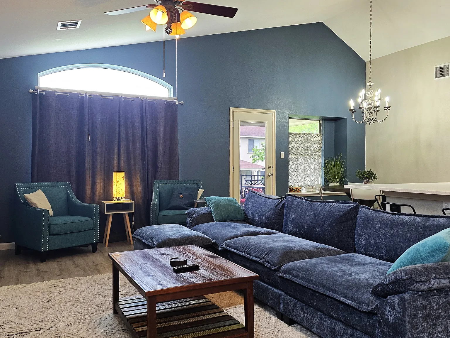 4 bed, 1826 sqft, $3,500 — Photo 2