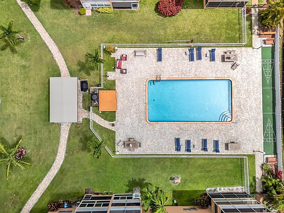 5th image of 3048 E Sunrise Lakes Drive #313