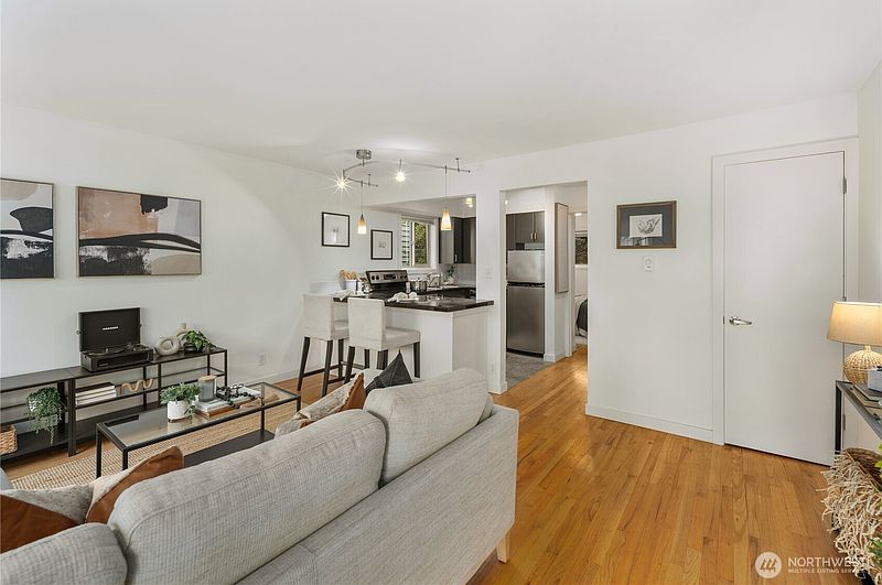 5th image of 7106 California Avenue SW #101