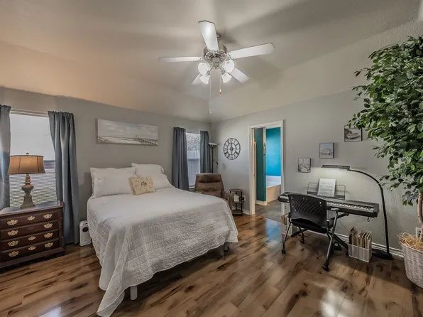 660 Rosario Ln, Fort Worth, TX 76109