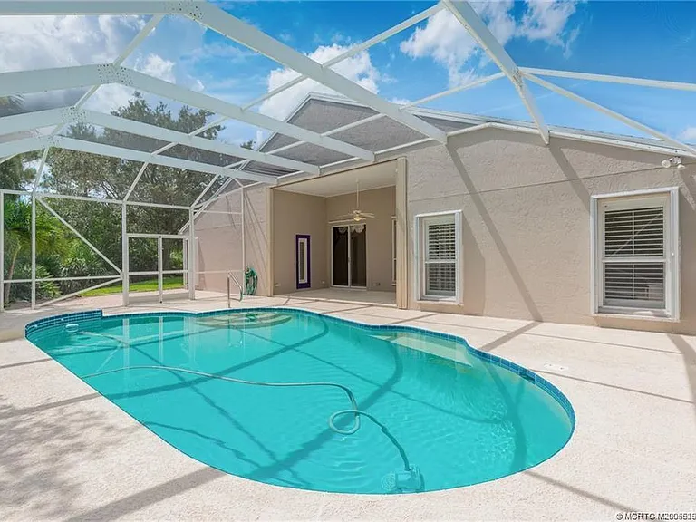 376 NW Canna Way — Photo 3