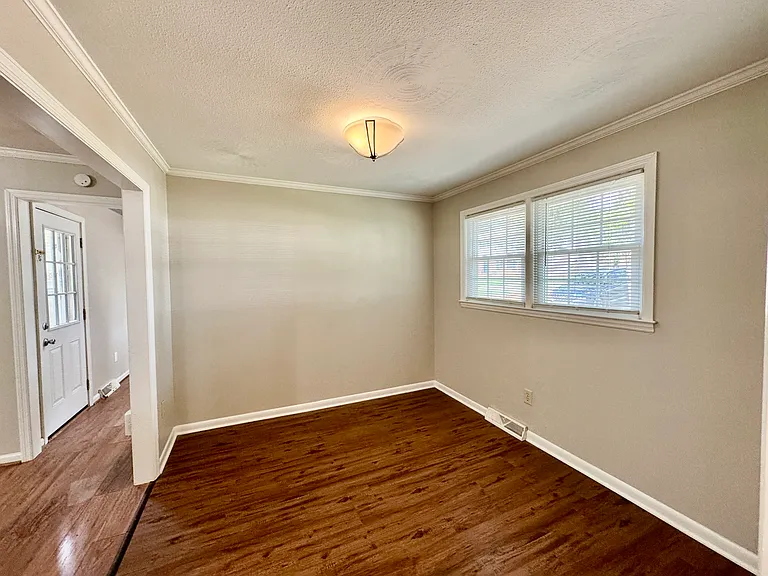 305 Anglewood Dr — Photo 8