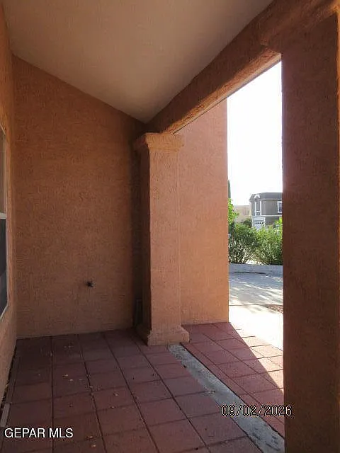 2 bed, 2.0 bath, 996 sqft, $1,300 — Photo 3