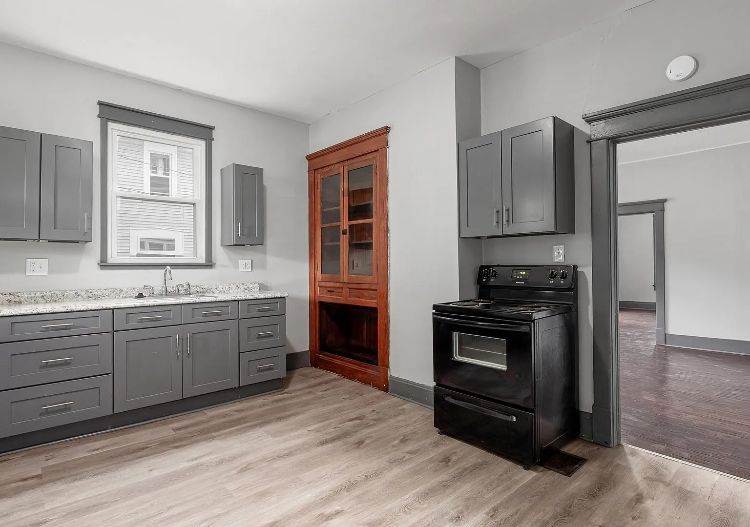 3 Bedroom, 1.5 Bathroom Apartment — Photo 3