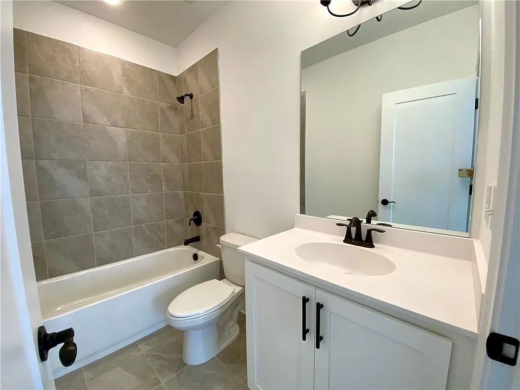 4 bed, 3.5 bath, 2364 sqft, $3,800 — Photo 3
