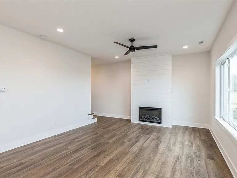 915 Henryson St — Photo 2