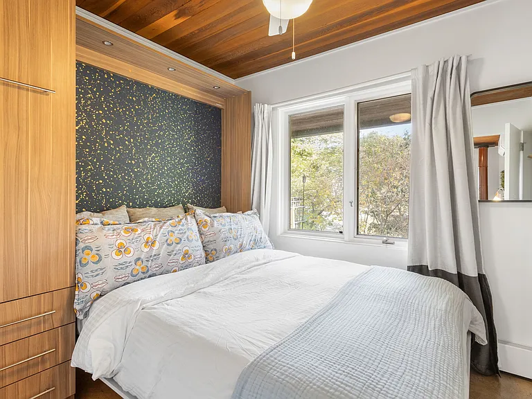Queen murphy bed in upstairs bedroom (room doubles as office as needed)