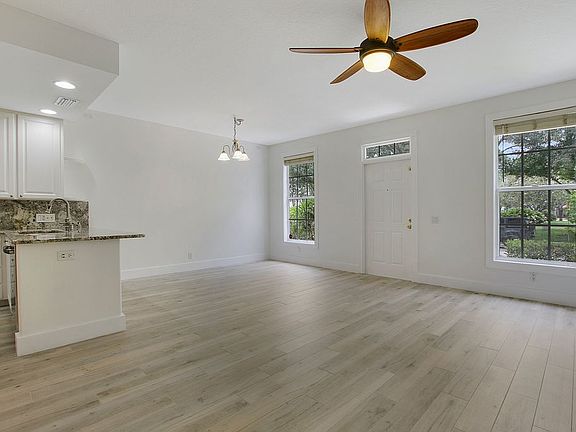 4th image of 250 Iris Dr