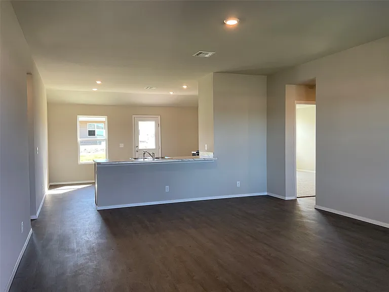 1105 W Abilene Rd — Photo 2