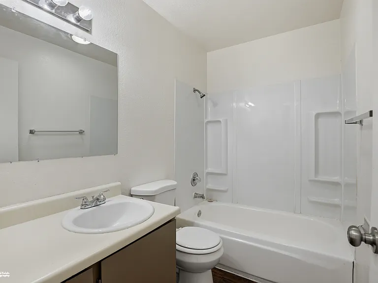 415 N Bragaw — Photo 17
