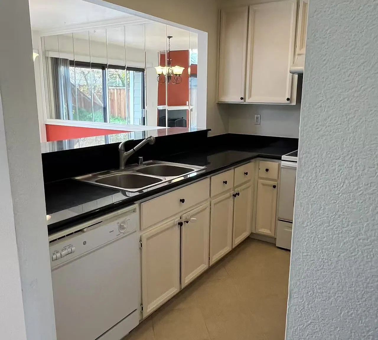 3 bed, 1700 sqft, $4,295 — Photo 2