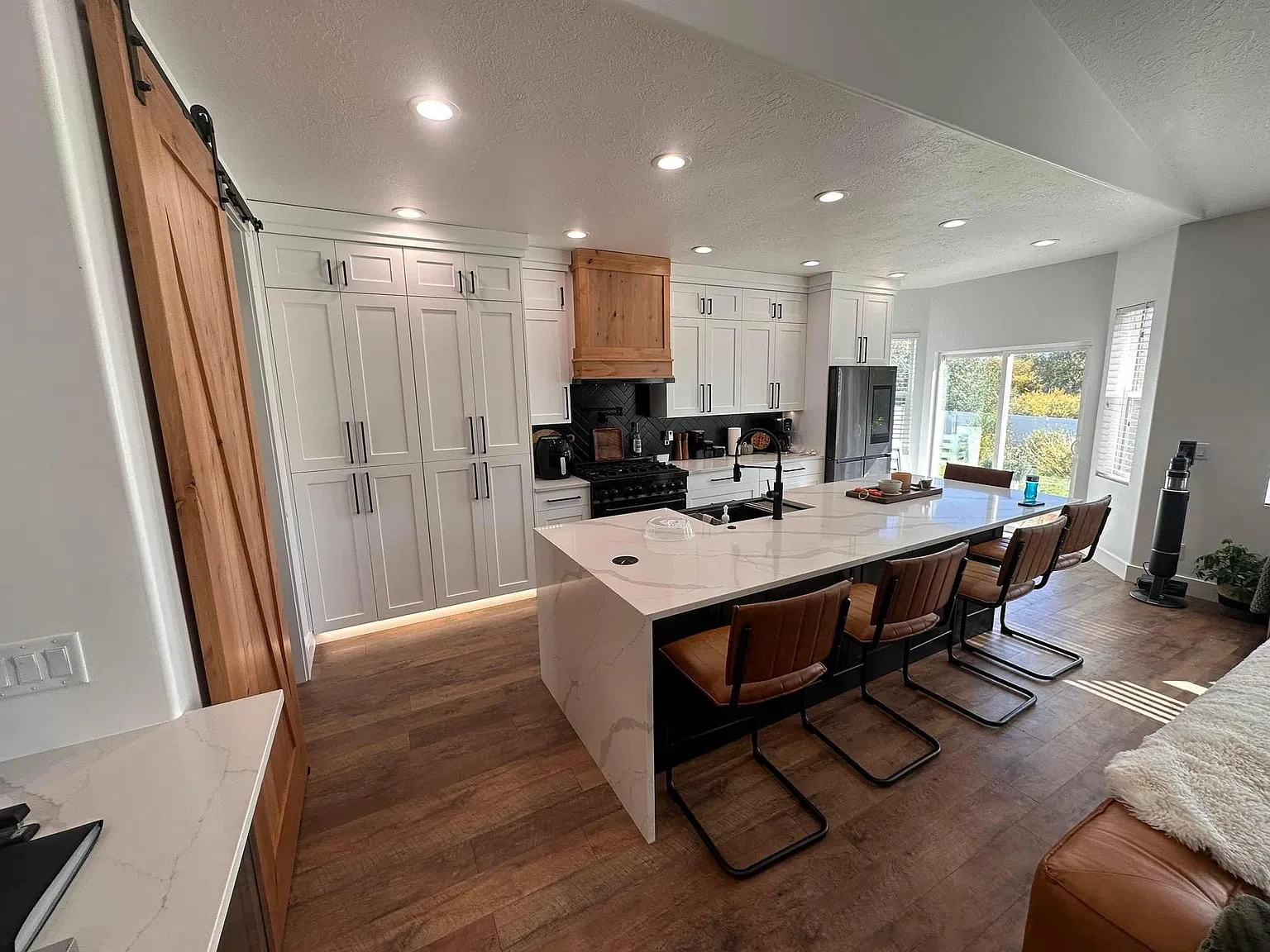 6 bed, 2900 sqft, $3,800 — Photo 1
