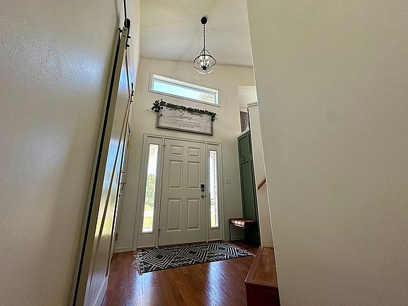 Entryway w/ vaulted ceiling