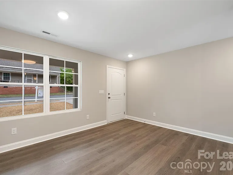 1007 Sioux St — Photo 8