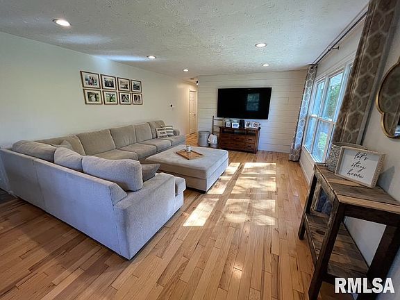 3rd image of 4507 NE Scenic Dr