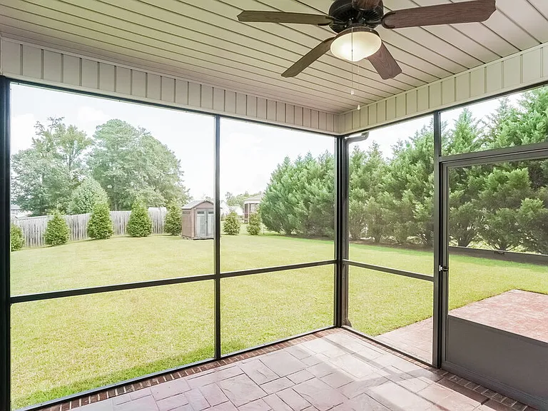 104 Claymore Dr — Photo 16