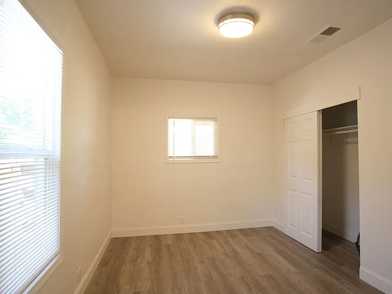 810 E Olive Ave — Photo 11
