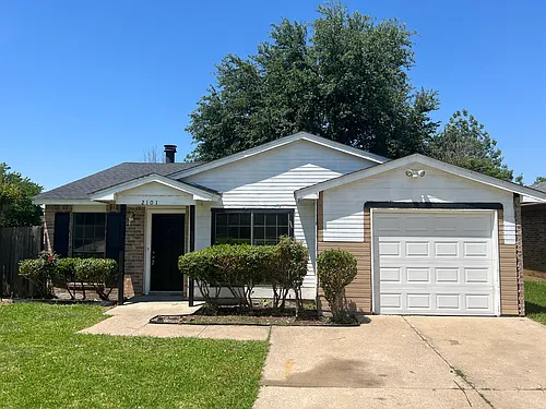 2101 Pennington Dr Photo 1