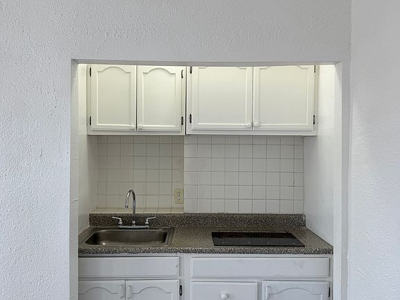 3rd image of 1025 N Mariposa Ave #109