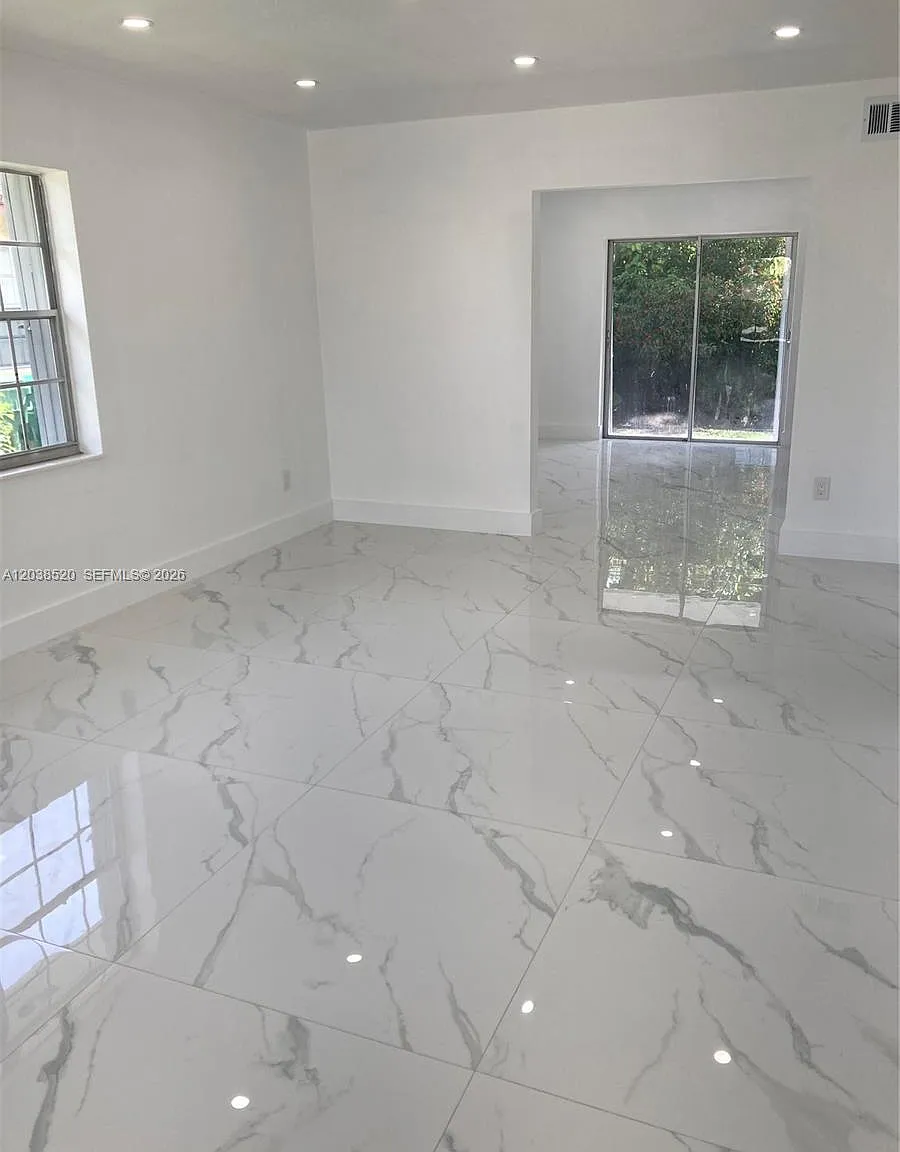 Point Royale Sec 5 — Photo 2