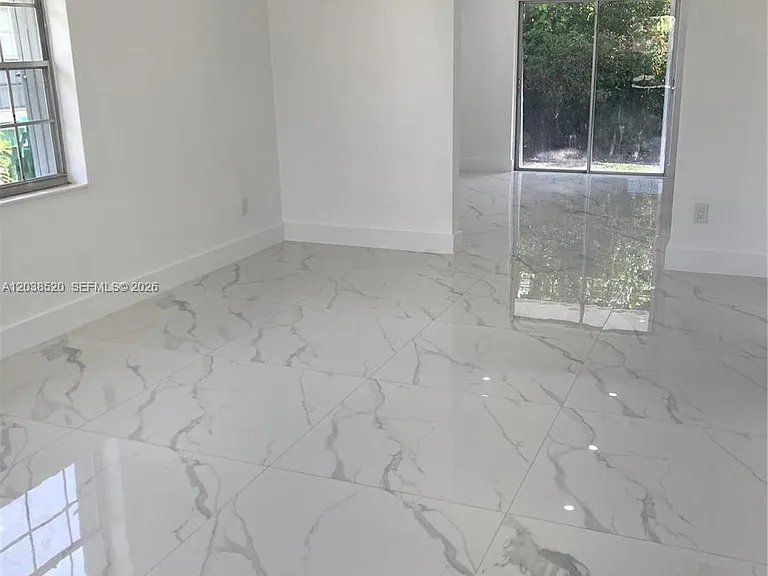18765 SW 100th Ave #18765 — Photo 2