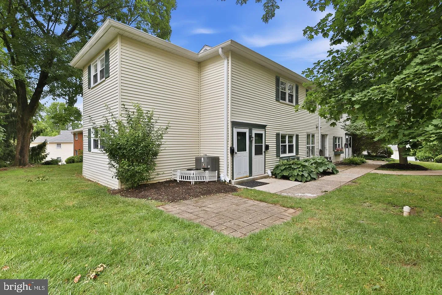 2 bed, 1.0 bath, 1092 sqft, $2,400 — Photo 1
