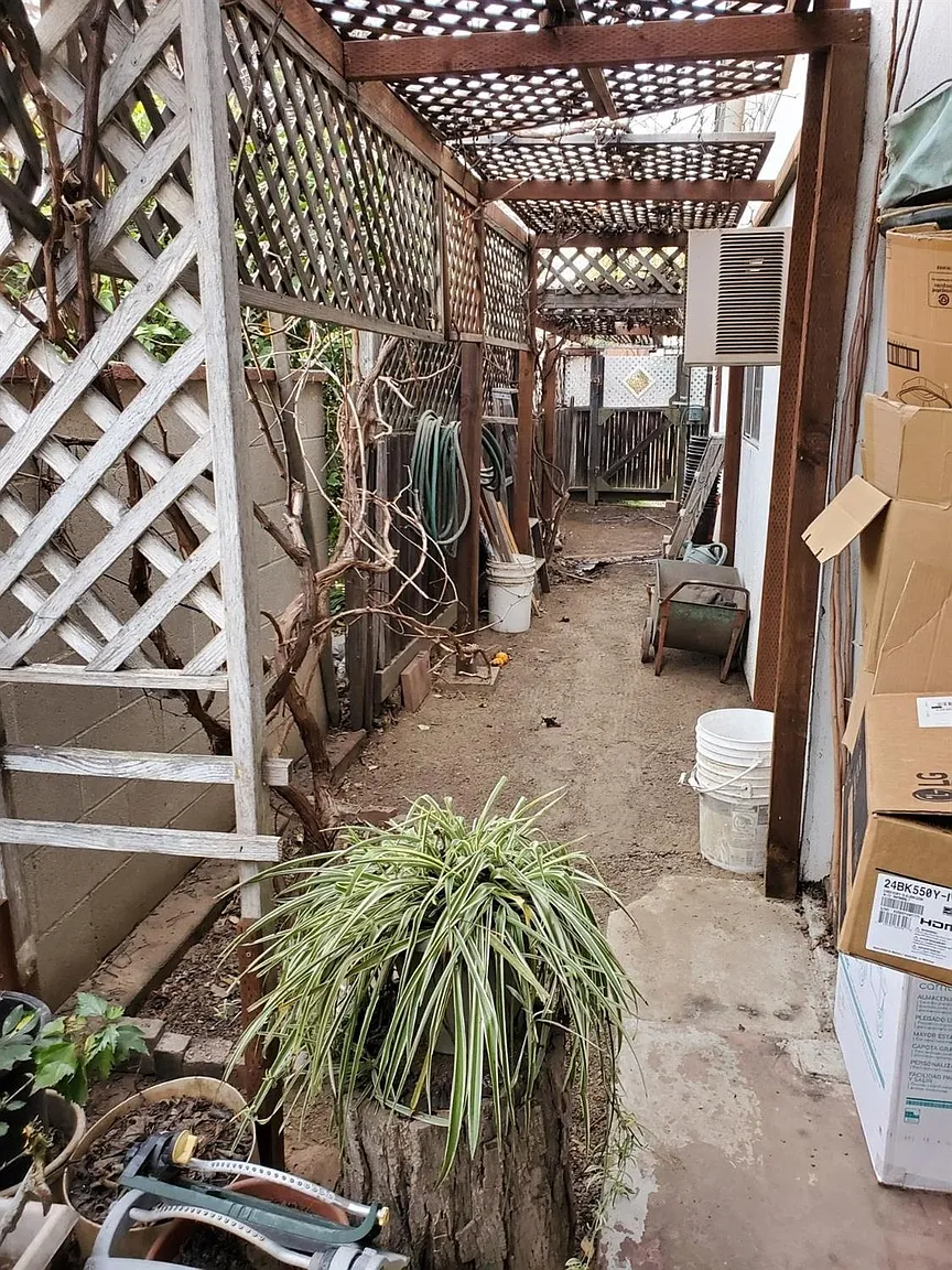 2300 Woodland Ave photo 1