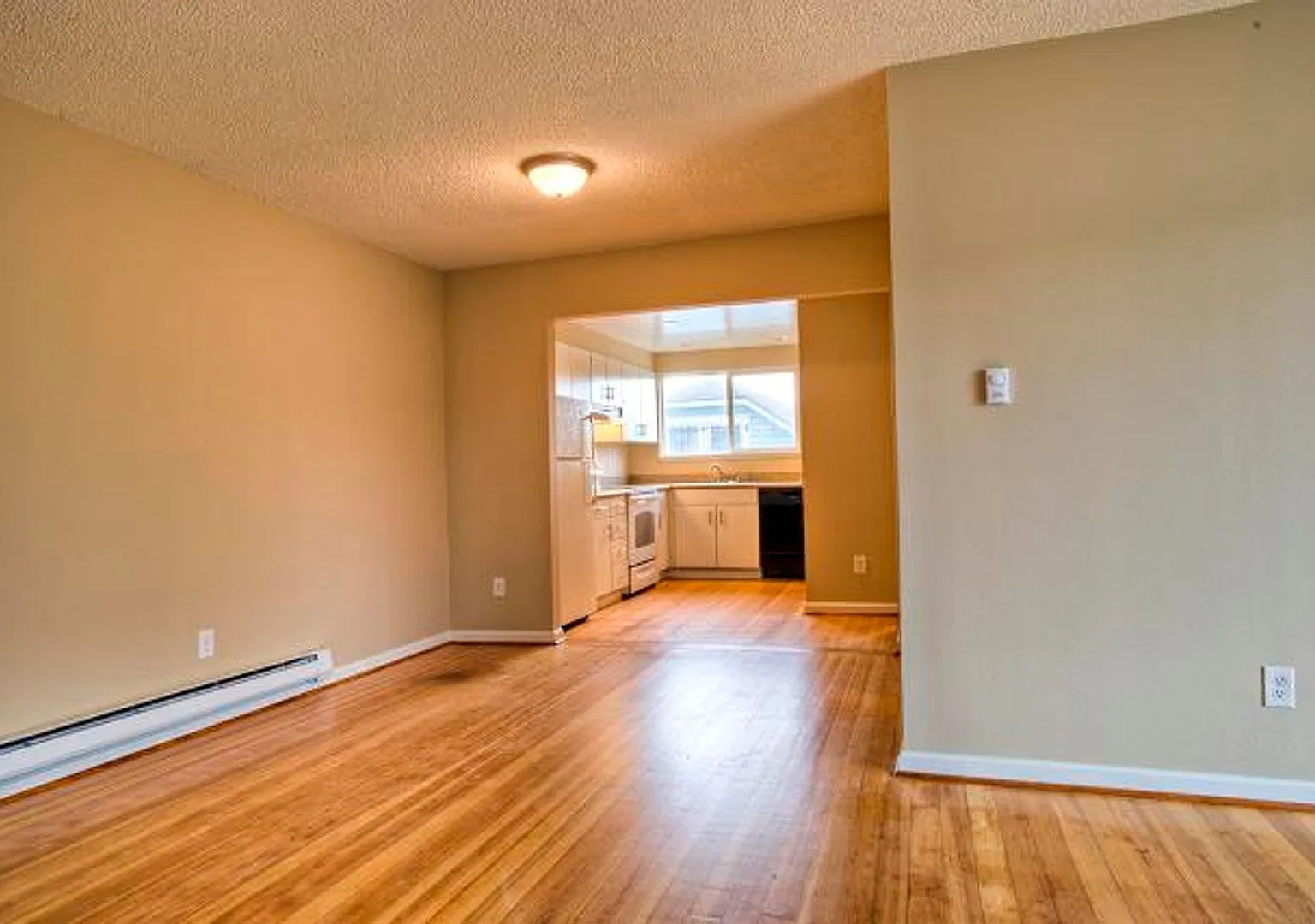 Top Floor 2bed/1bath Apartment in Convenient Columbia City Location! — Photo 2