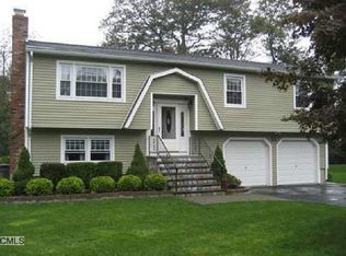 33 Robbie Cir, Milford, CT 06460