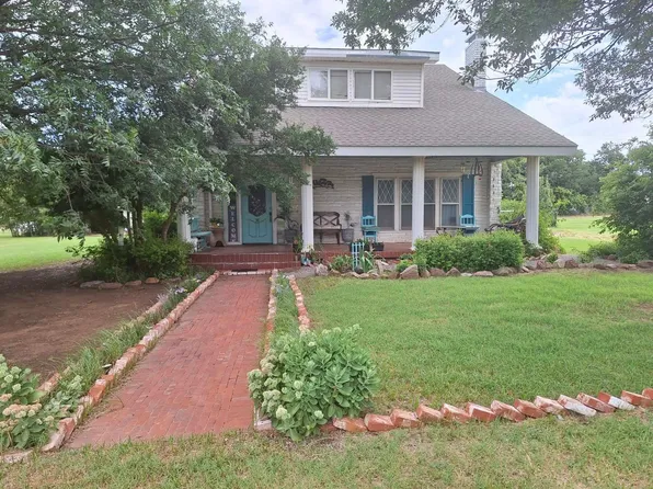 210 E 4th St, Grandfield, OK 73546