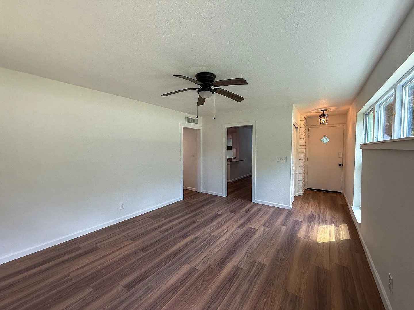 Completely Updated 3/2 House for Rent! A must see! — Photo 2