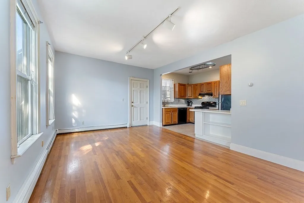 3 bed, 2.0 bath, 1165 sqft, $3,700 — Photo 4
