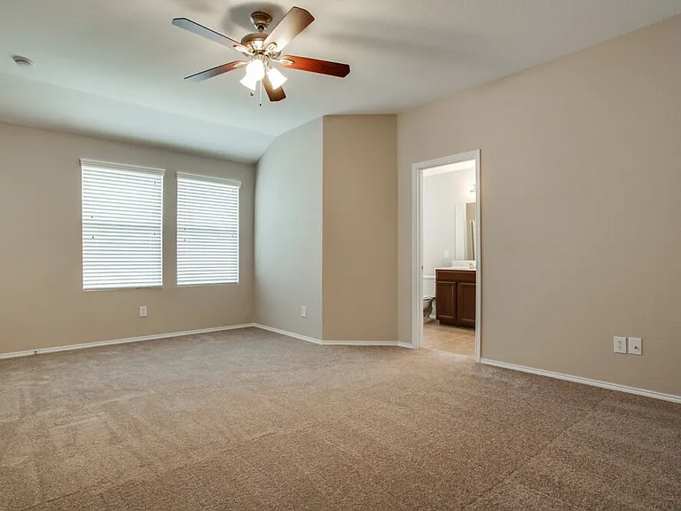 698 Austin Ln — Photo 9