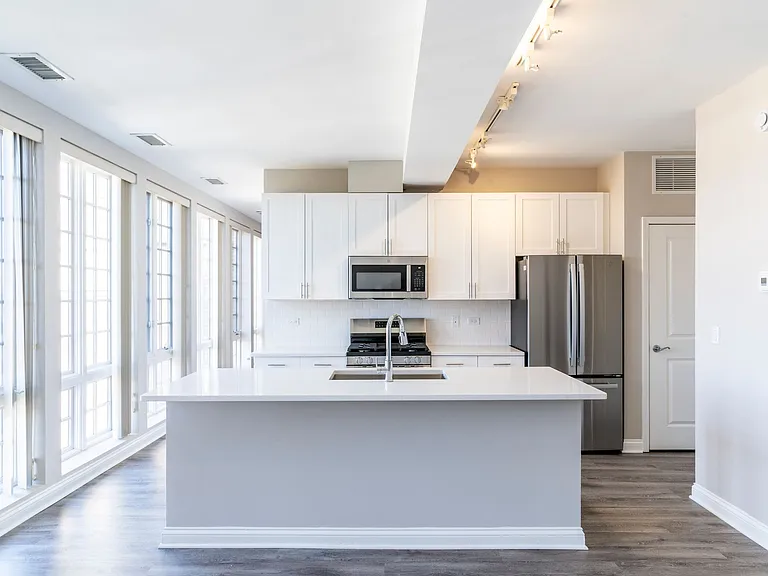 The Residence at the Glen Town Center — Photo 6
