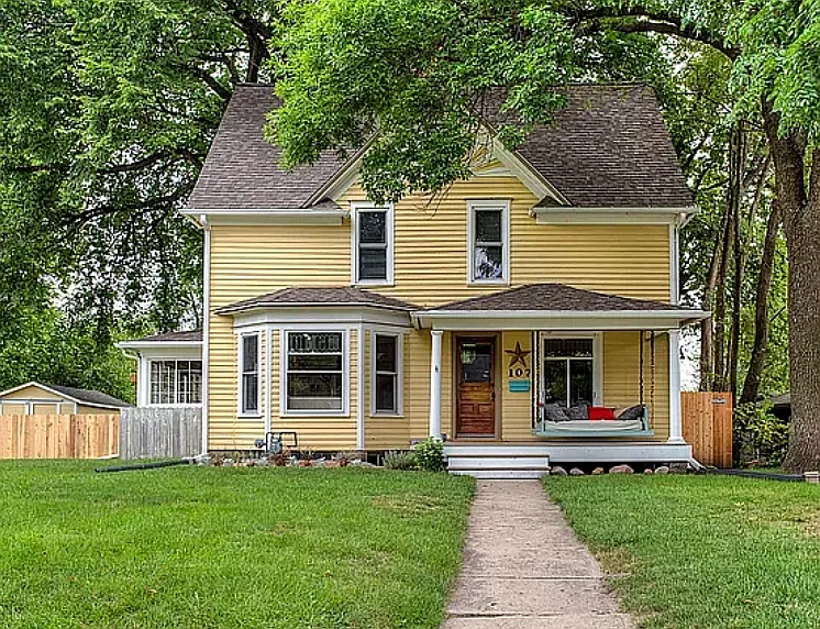 107 S Riverside Dr — Photo 2