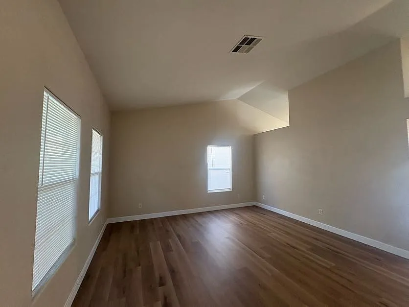 4 bed, 1732 sqft, $2,180 — Photo 3