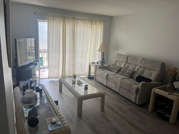 3rd image of 3249 Beneva Rd Unit 204