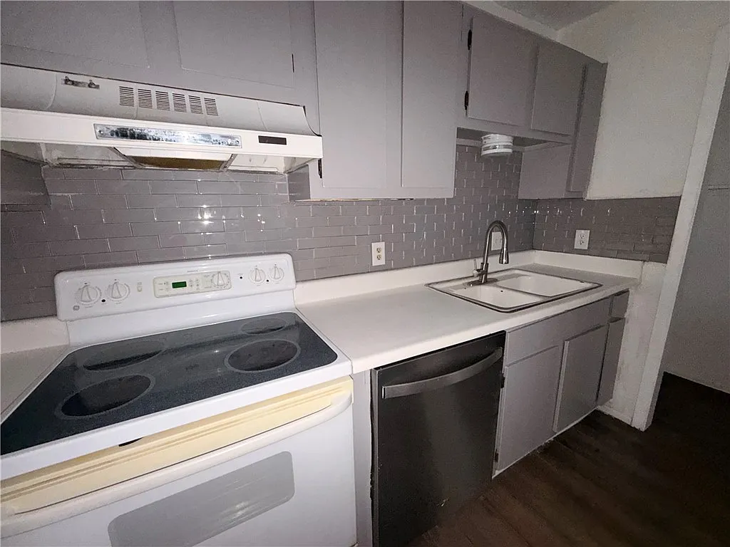 2 bed, 1.0 bath, 4112 sqft, $1,200 — Photo 3
