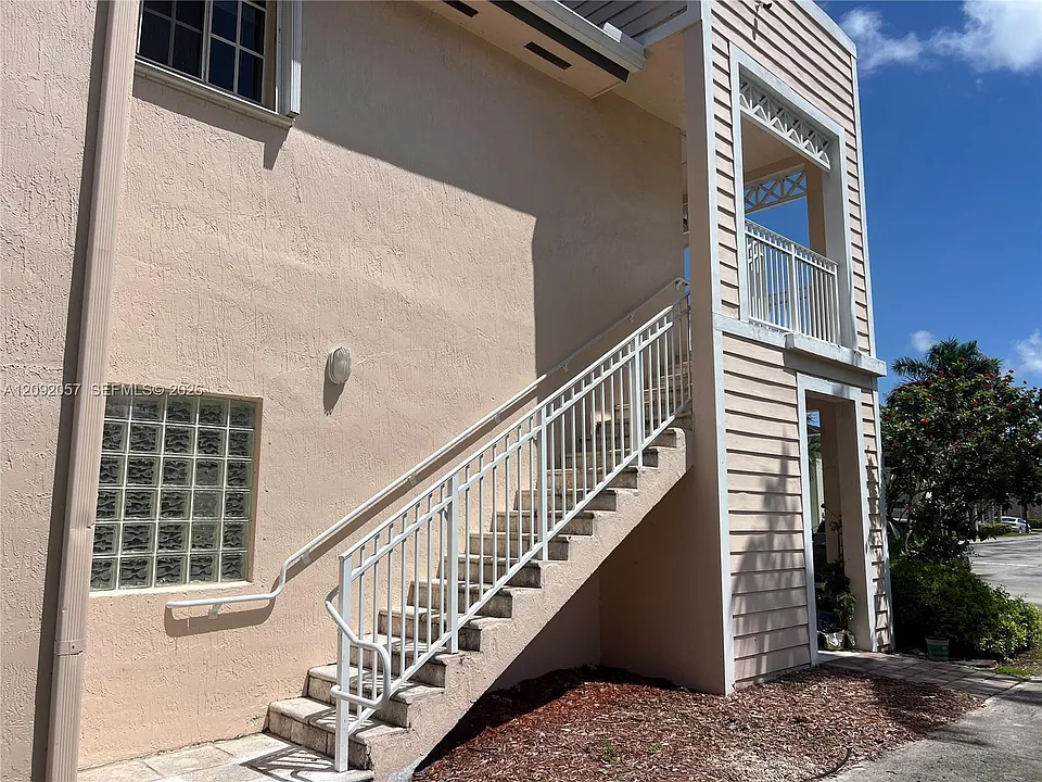 372 NE 26th Pl #201