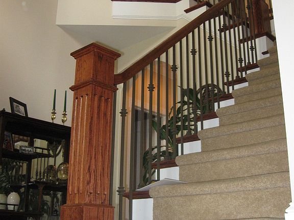 2 Story Foyer w/ Grand Staircase