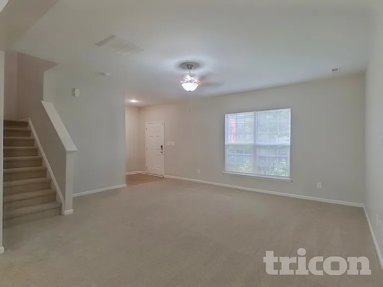 2092 Roscommon Dr — Photo 4