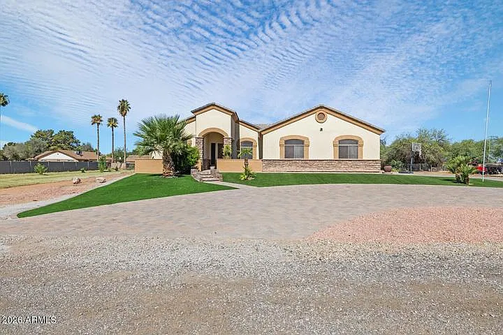 5 bed, 2415 sqft, $3,900 — Photo 2