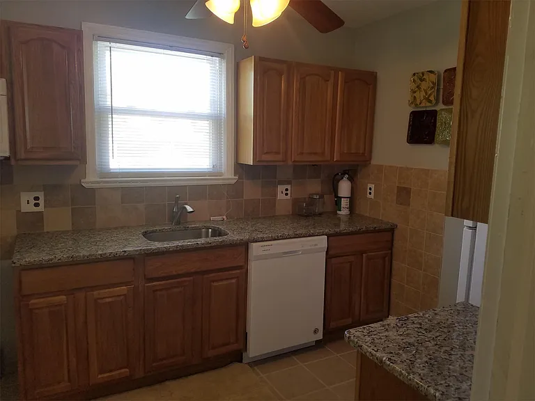 215 W 3rd St — Photo 11