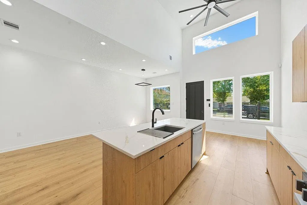 3 bed, 2.5 bath, 1379 sqft, $2,300 — Photo 4