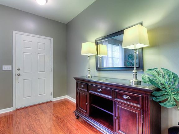 4th image of 387 Roseglen Dr
