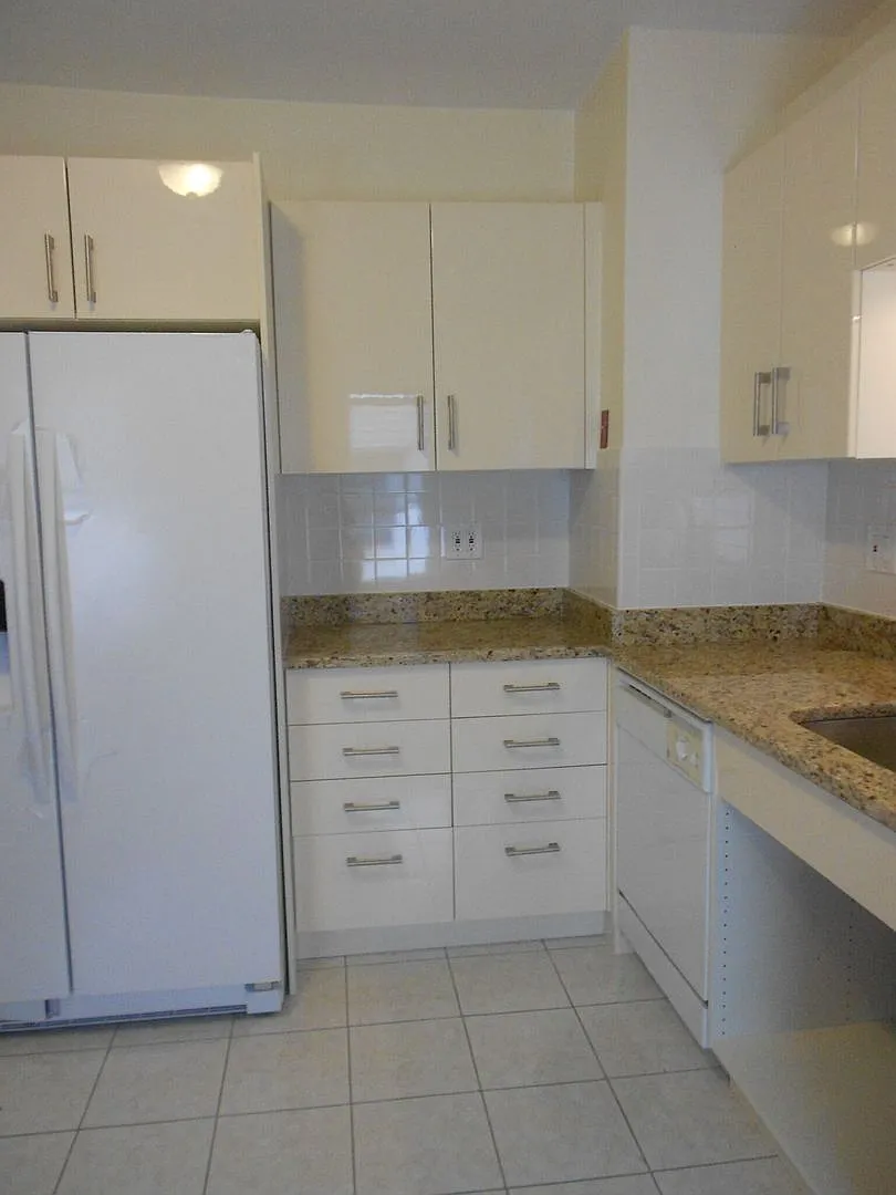 No Brokers Fee, In-Unit Washer and Dryer, Eat-in Kitchen, Parking for Rent — Photo 4