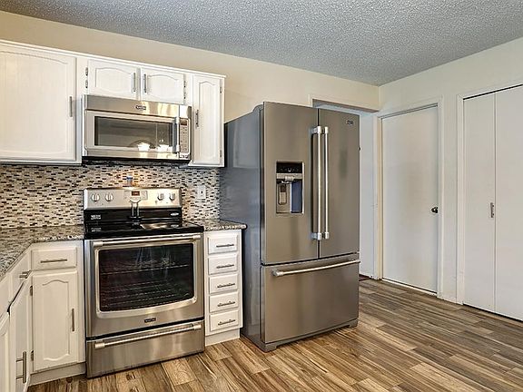 3rd image of 3101 Lemmontree Ln