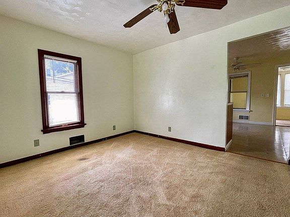 4th image of 138 W 12th St
