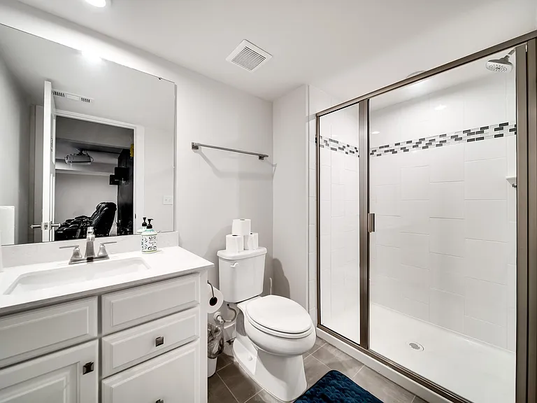 Guest bedroom full-bath in basement
