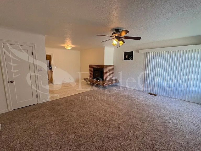 542 E Chestnut St — Photo 17